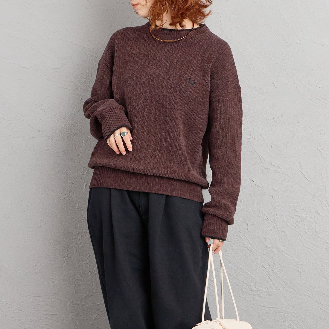 FRED PERRY [フレッドペリー] 別注 ワンポイントロゴ刺繍 クルーネックモールニット [FPM-26A-007JF] RICH BROWN &&モデル身長：158cm 着用サイズ：S&&