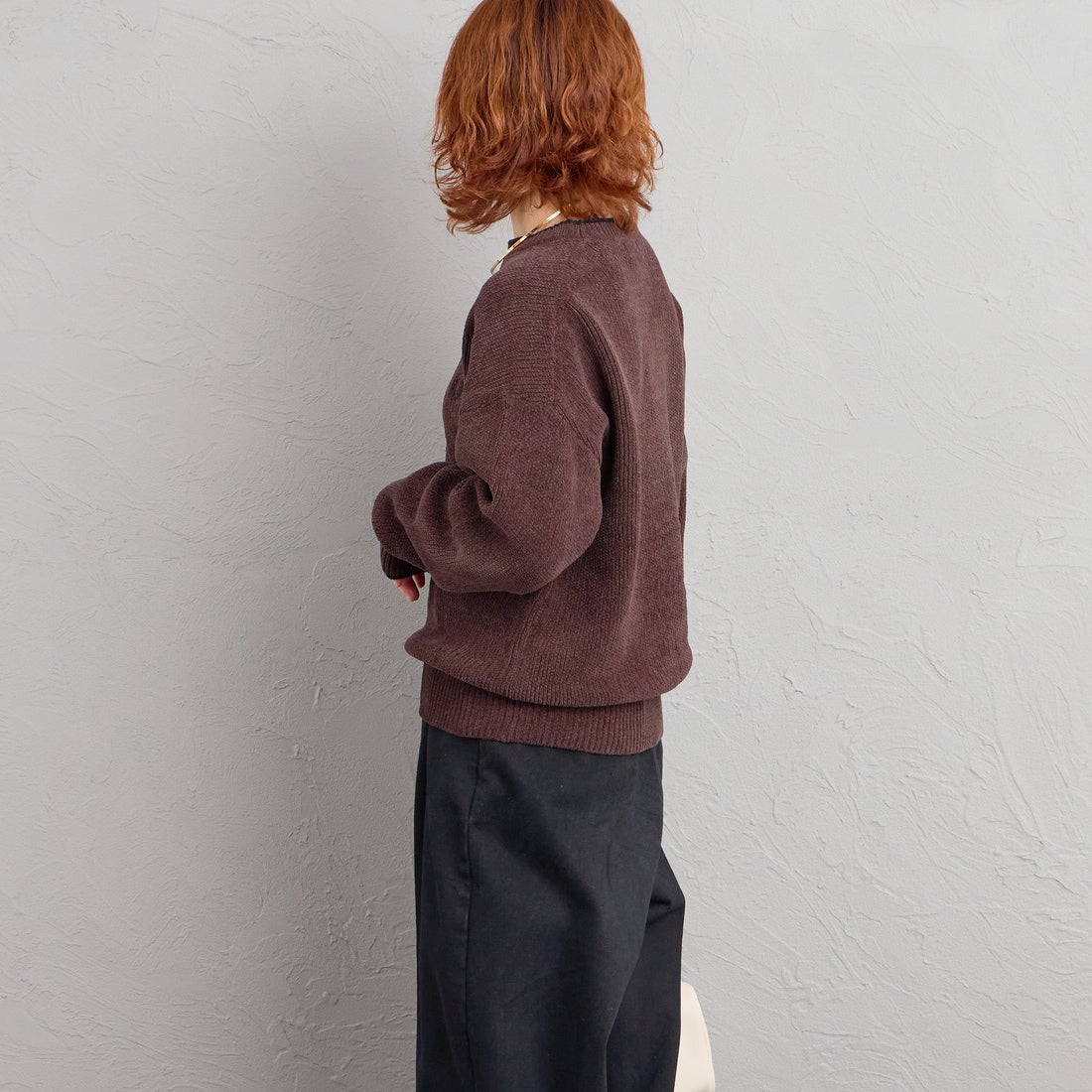 FRED PERRY [フレッドペリー] 別注 ワンポイントロゴ刺繍 クルーネックモールニット [FPM-26A-007JF] RICH BROWN &&モデル身長：158cm 着用サイズ：S&&