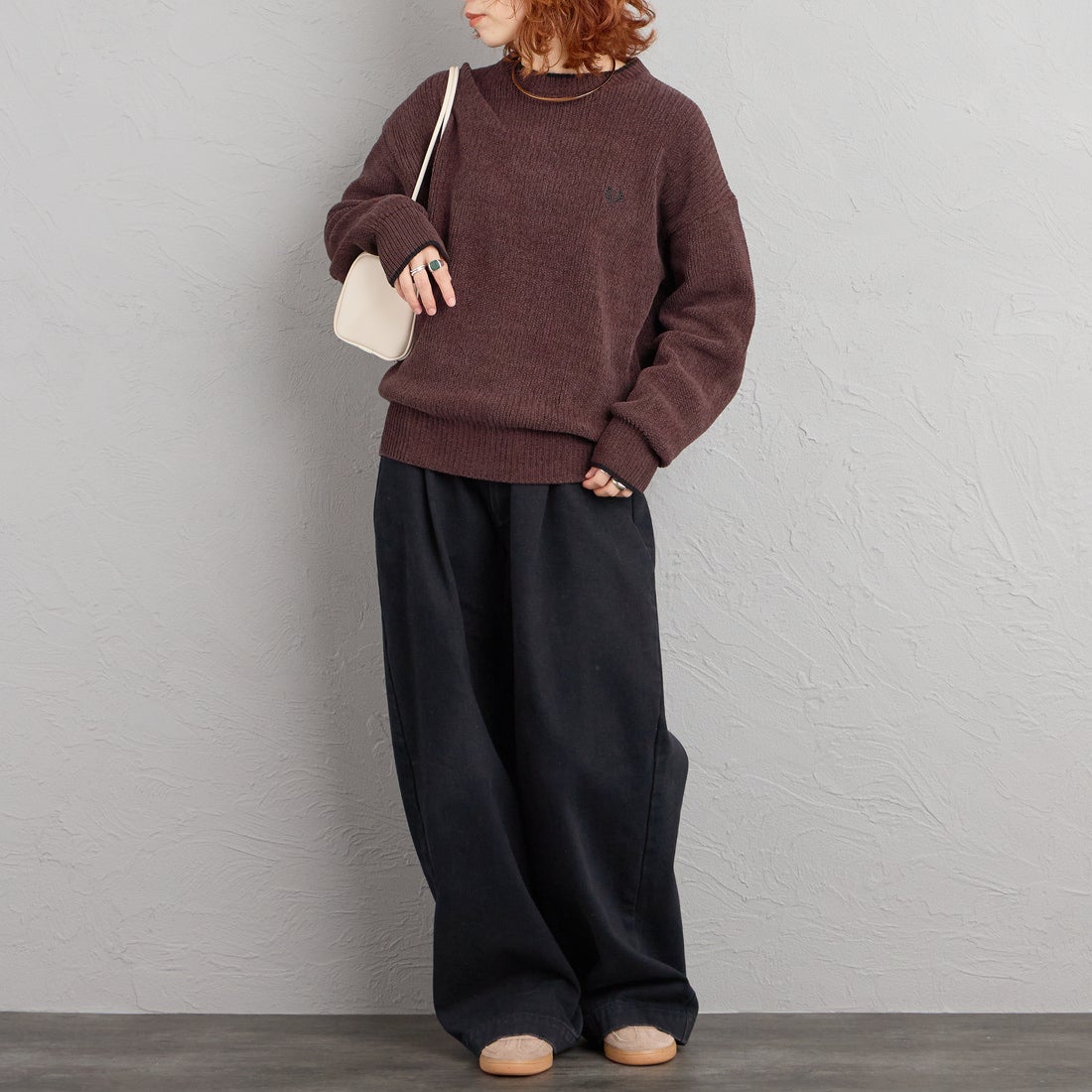 FRED PERRY [フレッドペリー] 別注 ワンポイントロゴ刺繍 クルーネックモールニット [FPM-26A-007JF] RICH BROWN &&モデル身長：158cm 着用サイズ：S&&
