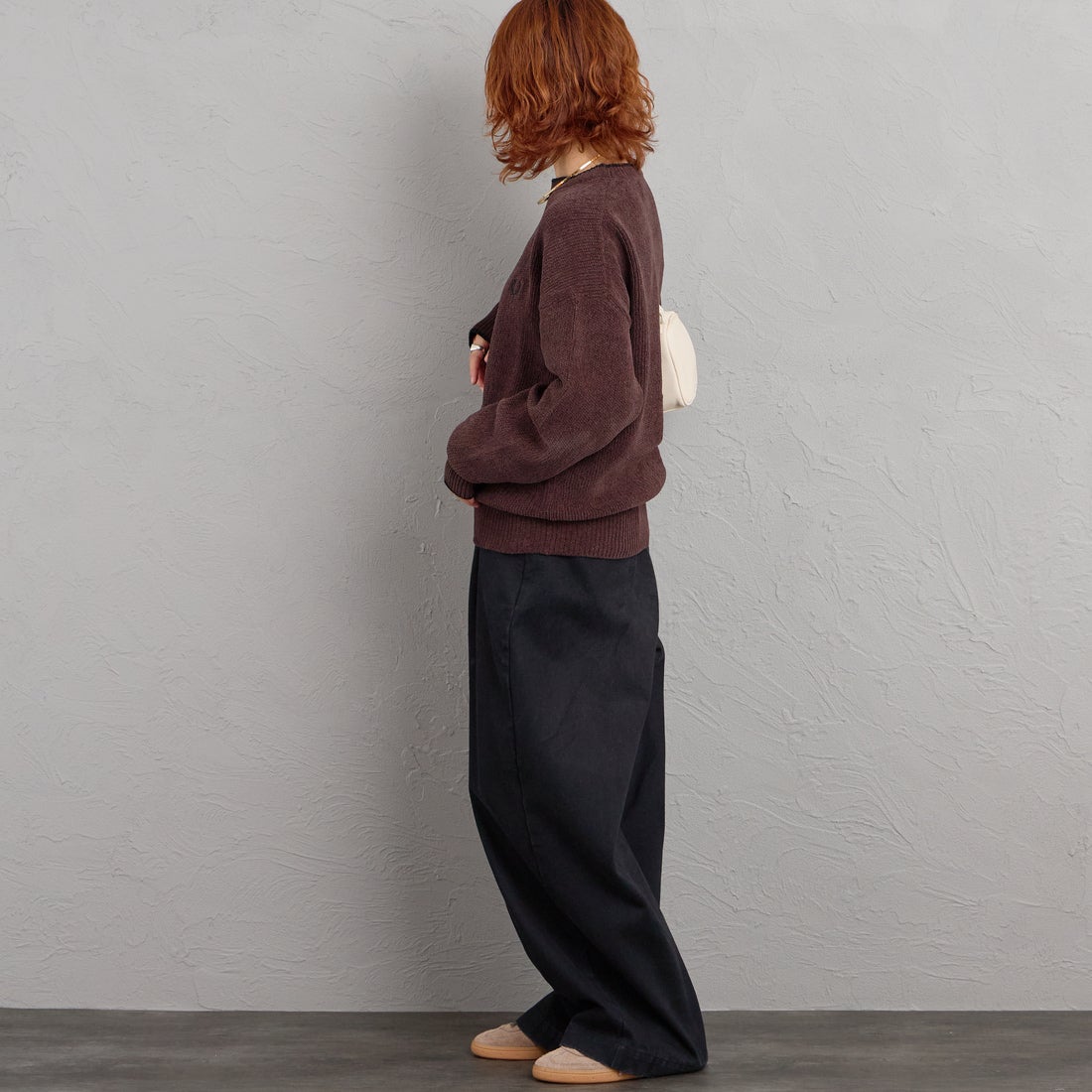 FRED PERRY [フレッドペリー] 別注 ワンポイントロゴ刺繍 クルーネックモールニット [FPM-26A-007JF] RICH BROWN &&モデル身長：158cm 着用サイズ：S&&