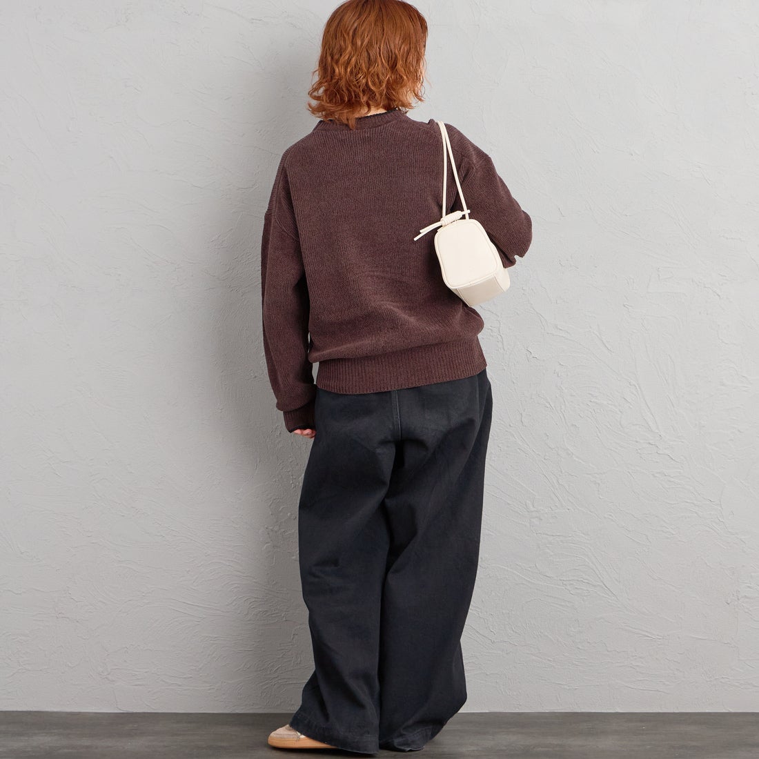 FRED PERRY [フレッドペリー] 別注 ワンポイントロゴ刺繍 クルーネックモールニット [FPM-26A-007JF] RICH BROWN &&モデル身長：158cm 着用サイズ：S&&