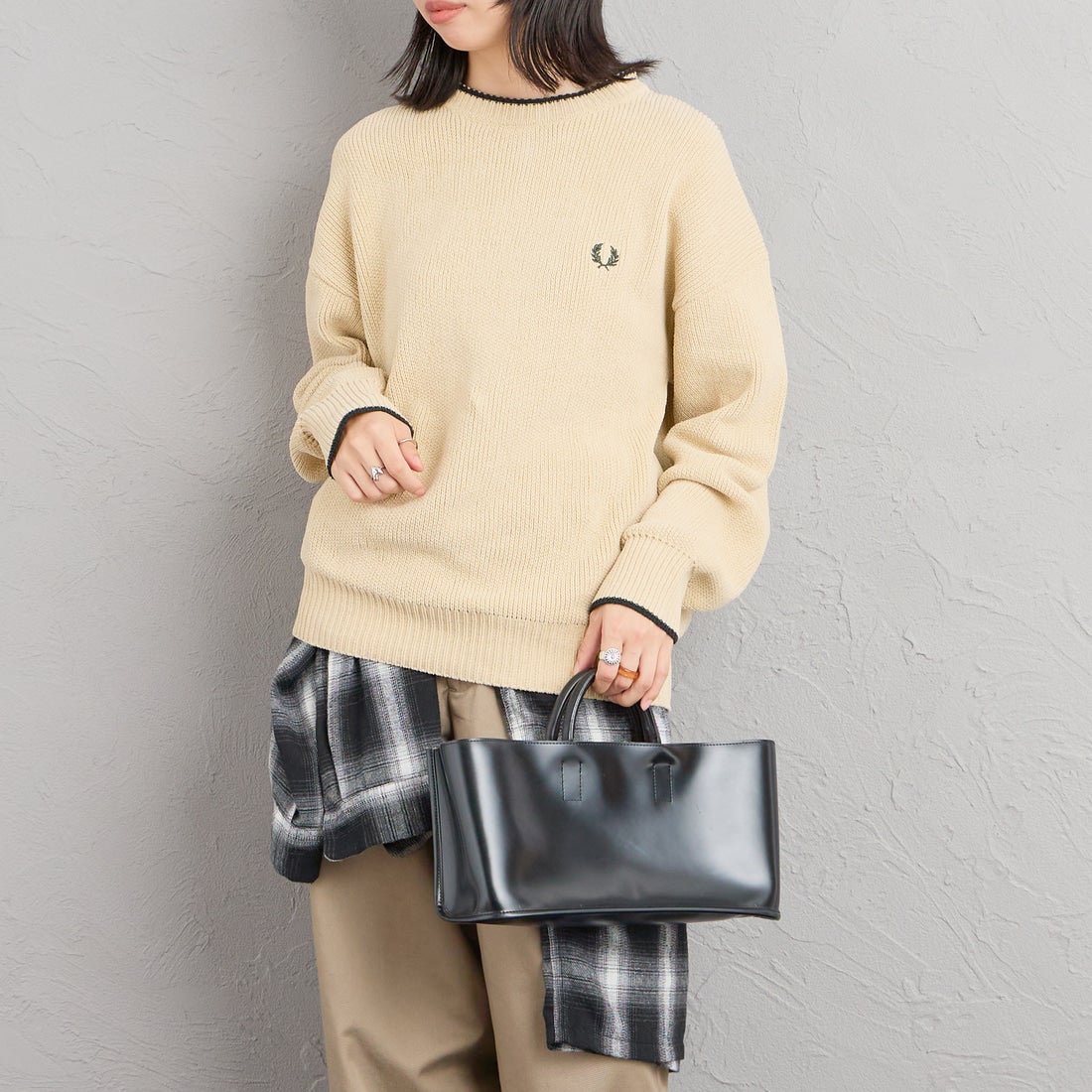 FRED PERRY [フレッドペリー] 別注 ワンポイントロゴ刺繍 クルーネックモールニット [FPM-26A-007JF] OATMEAL/NI &&モデル身長：162cm 着用サイズ：S&&