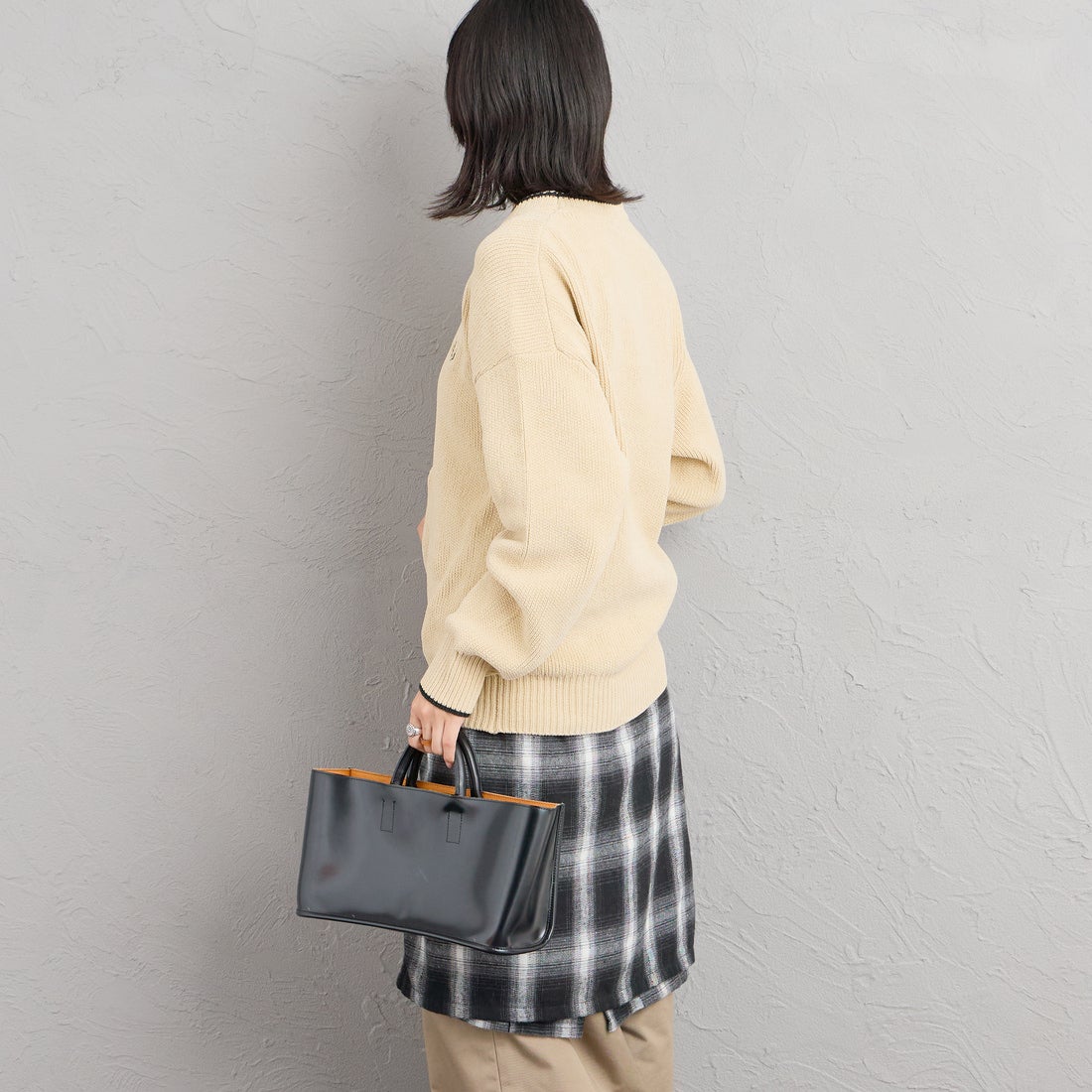 FRED PERRY [フレッドペリー] 別注 ワンポイントロゴ刺繍 クルーネックモールニット [FPM-26A-007JF] OATMEAL/NI &&モデル身長：162cm 着用サイズ：S&&