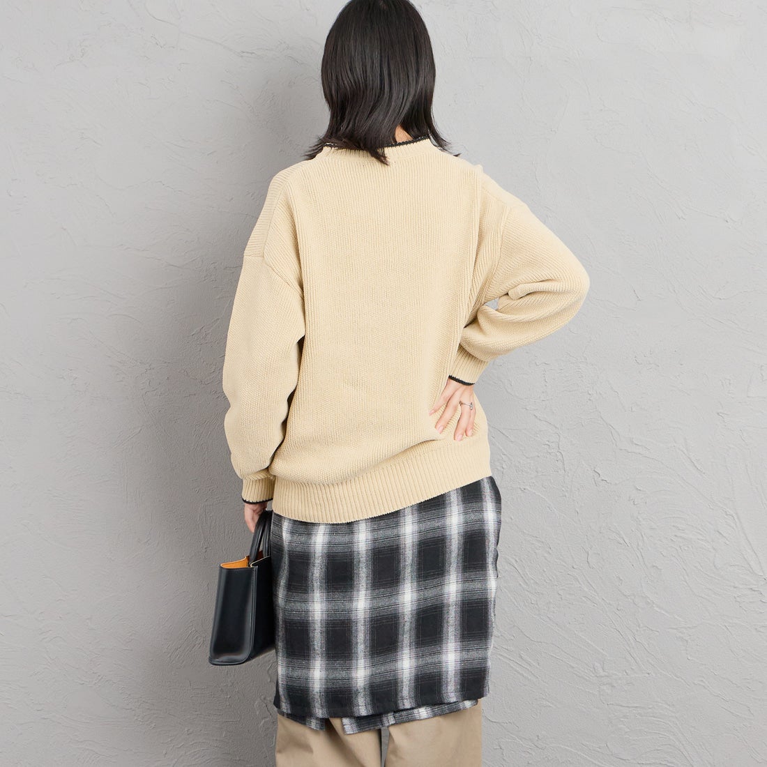 FRED PERRY [フレッドペリー] 別注 ワンポイントロゴ刺繍 クルーネックモールニット [FPM-26A-007JF] OATMEAL/NI &&モデル身長：162cm 着用サイズ：S&&