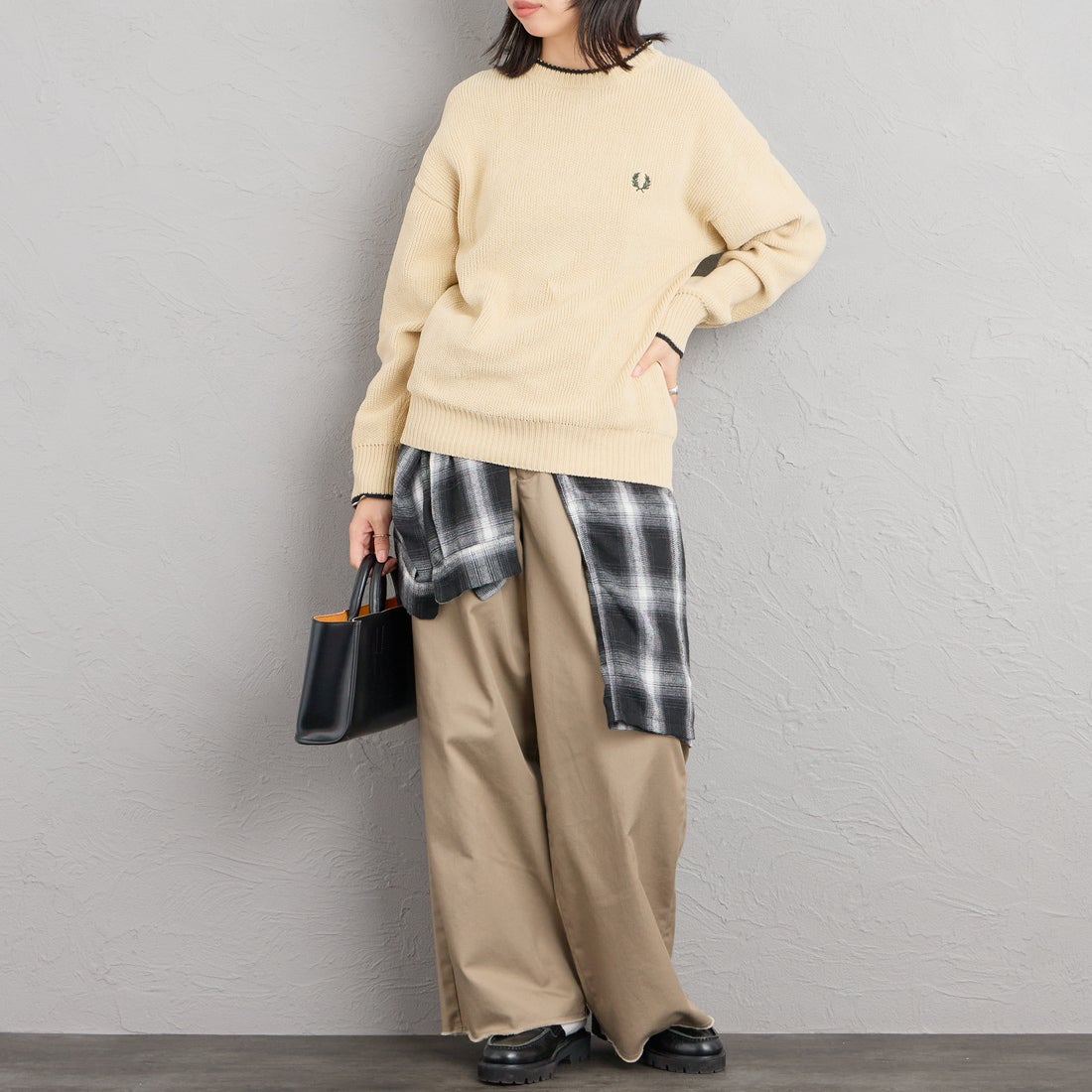 FRED PERRY [フレッドペリー] 別注 ワンポイントロゴ刺繍 クルーネックモールニット [FPM-26A-007JF] OATMEAL/NI &&モデル身長：162cm 着用サイズ：S&&