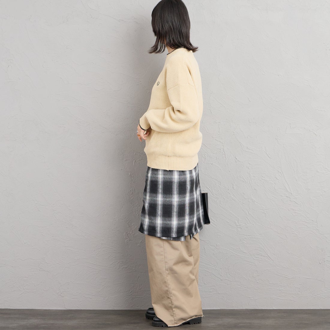 FRED PERRY [フレッドペリー] 別注 ワンポイントロゴ刺繍 クルーネックモールニット [FPM-26A-007JF] OATMEAL/NI &&モデル身長：162cm 着用サイズ：S&&