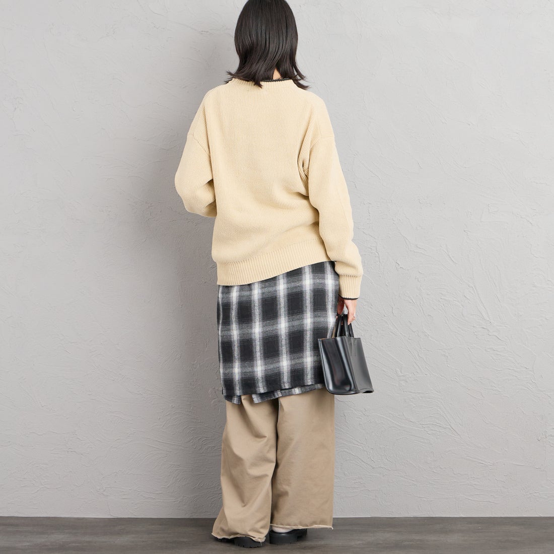 FRED PERRY [フレッドペリー] 別注 ワンポイントロゴ刺繍 クルーネックモールニット [FPM-26A-007JF] OATMEAL/NI &&モデル身長：162cm 着用サイズ：S&&