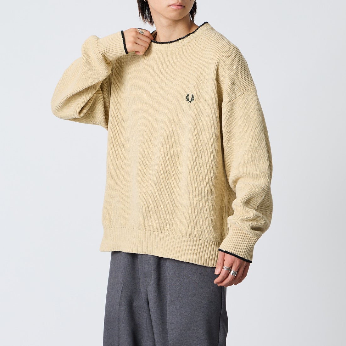 FRED PERRY [フレッドペリー] 別注 ワンポイントロゴ刺繍 クルーネックモールニット [FPM-26A-007JF] OATMEAL/NI &&モデル身長：177cm 着用サイズ：L&&