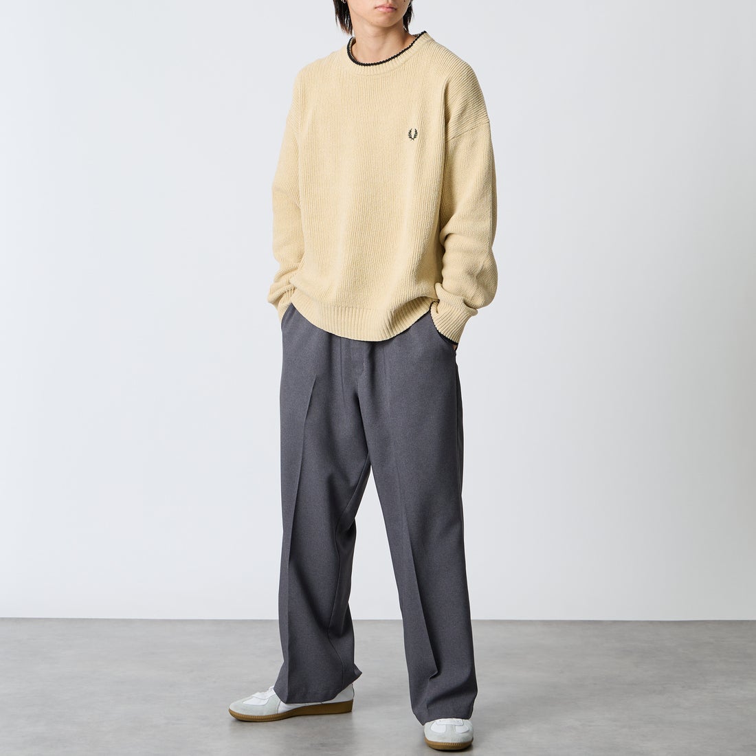 FRED PERRY [フレッドペリー] 別注 ワンポイントロゴ刺繍 クルーネックモールニット [FPM-26A-007JF] OATMEAL/NI &&モデル身長：177cm 着用サイズ：L&&