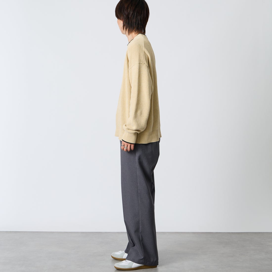 FRED PERRY [フレッドペリー] 別注 ワンポイントロゴ刺繍 クルーネックモールニット [FPM-26A-007JF] OATMEAL/NI &&モデル身長：177cm 着用サイズ：L&&
