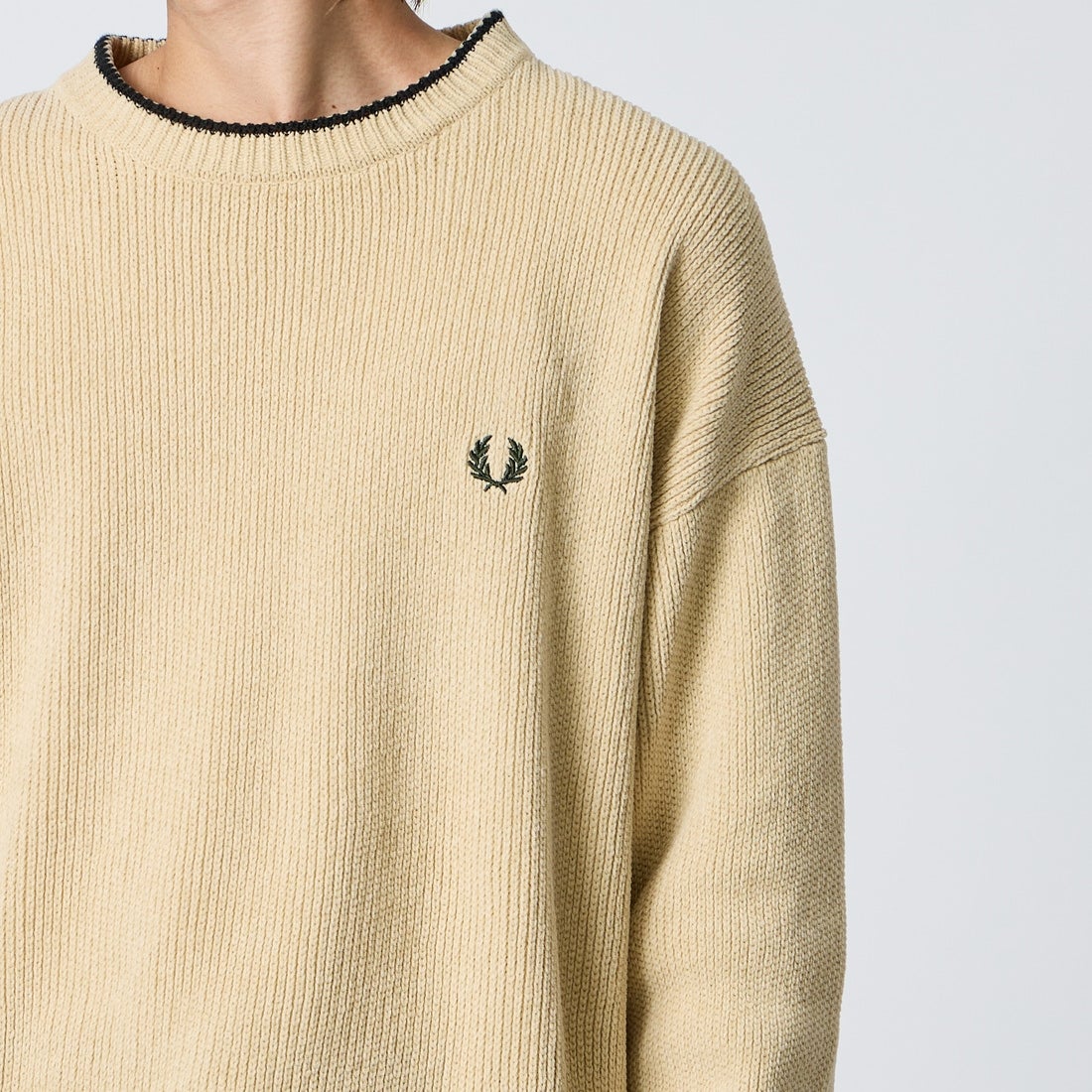 FRED PERRY [フレッドペリー] 別注 ワンポイントロゴ刺繍 クルーネックモールニット [FPM-26A-007JF] OATMEAL/NI &&モデル身長：177cm 着用サイズ：L&&