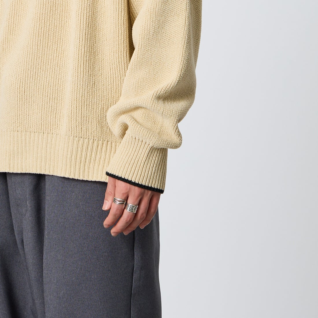 FRED PERRY [フレッドペリー] 別注 ワンポイントロゴ刺繍 クルーネックモールニット [FPM-26A-007JF] OATMEAL/NI &&モデル身長：177cm 着用サイズ：L&&