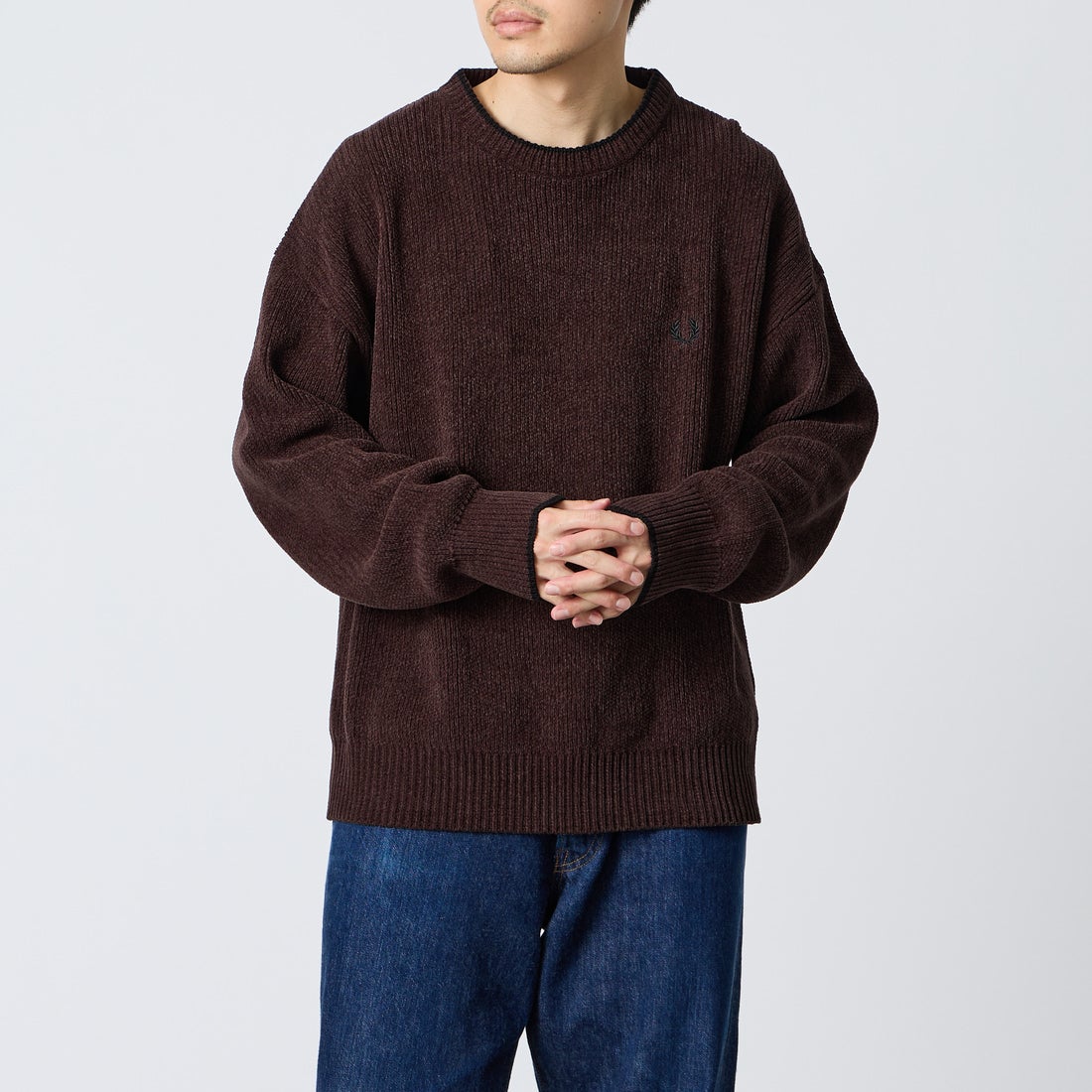 FRED PERRY [フレッドペリー] 別注 ワンポイントロゴ刺繍 クルーネックモールニット [FPM-26A-007JF] RICH BROWN &&モデル身長：168cm 着用サイズ：L&&