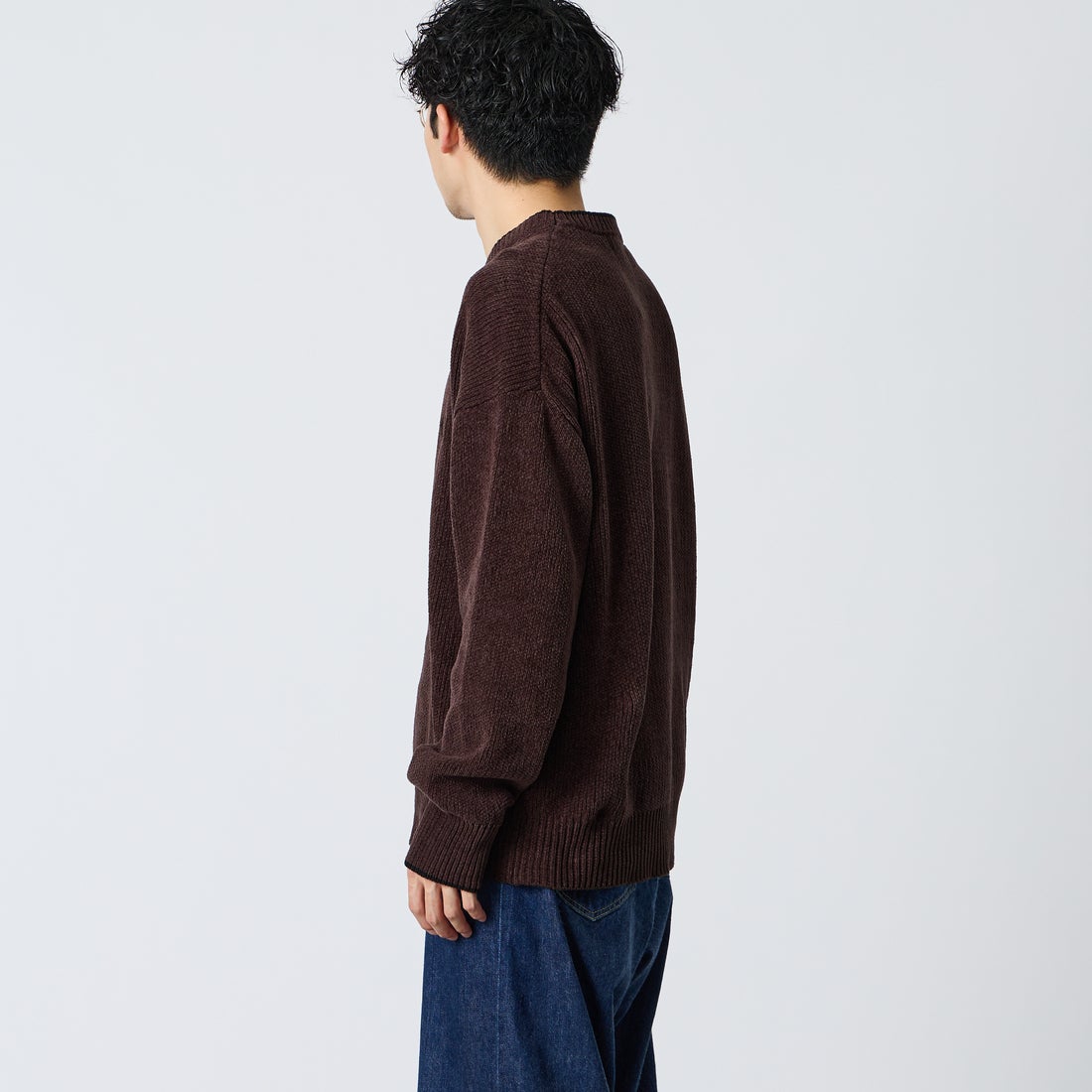 FRED PERRY [フレッドペリー] 別注 ワンポイントロゴ刺繍 クルーネックモールニット [FPM-26A-007JF] RICH BROWN &&モデル身長：168cm 着用サイズ：L&&