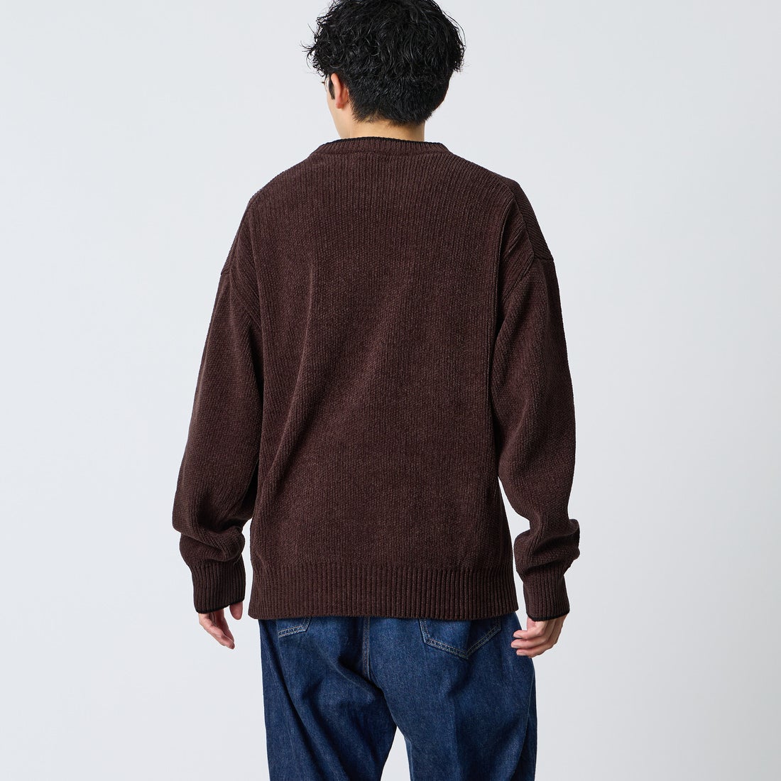 FRED PERRY [フレッドペリー] 別注 ワンポイントロゴ刺繍 クルーネックモールニット [FPM-26A-007JF] RICH BROWN &&モデル身長：168cm 着用サイズ：L&&
