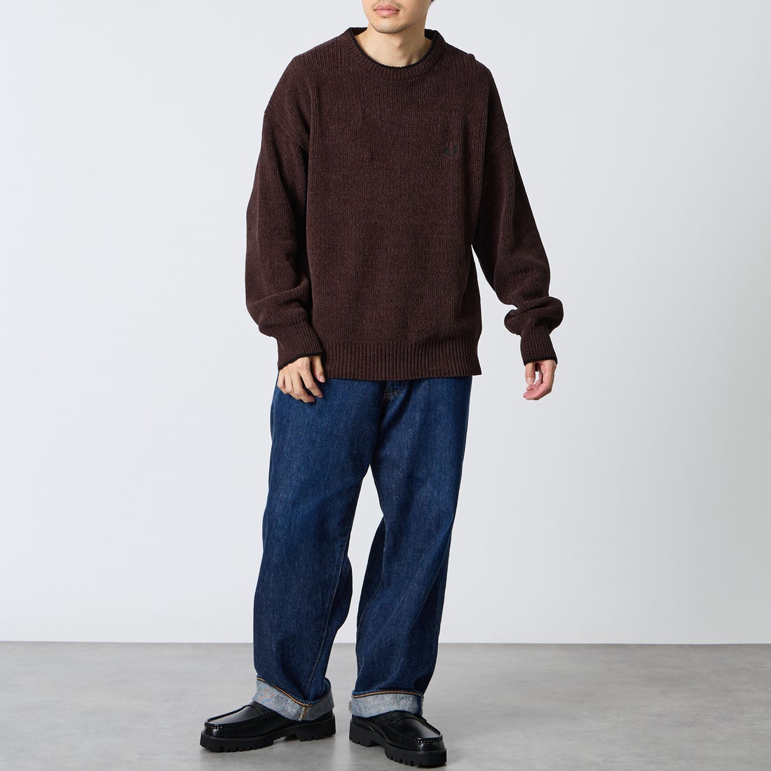 FRED PERRY [フレッドペリー] 別注 ワンポイントロゴ刺繍 クルーネックモールニット [FPM-26A-007JF] RICH BROWN &&モデル身長：168cm 着用サイズ：L&&