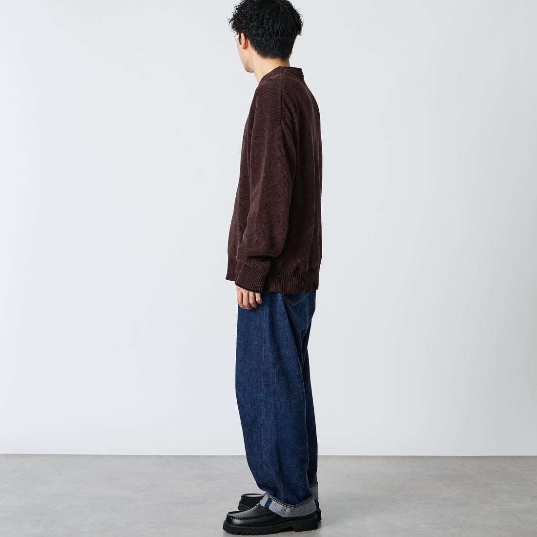 FRED PERRY [フレッドペリー] 別注 ワンポイントロゴ刺繍 クルーネックモールニット [FPM-26A-007JF] RICH BROWN &&モデル身長：168cm 着用サイズ：L&&