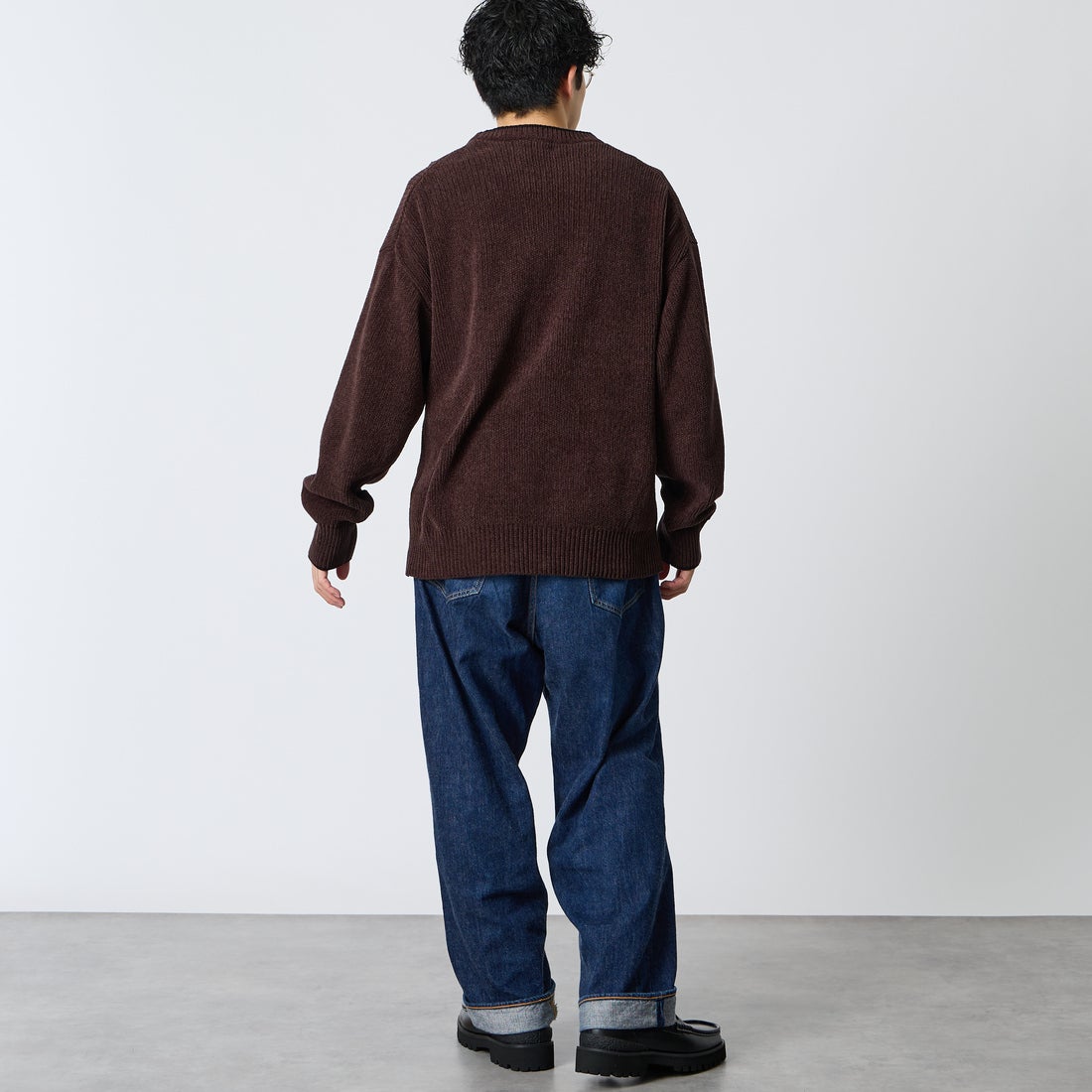 FRED PERRY [フレッドペリー] 別注 ワンポイントロゴ刺繍 クルーネックモールニット [FPM-26A-007JF] RICH BROWN &&モデル身長：168cm 着用サイズ：L&&