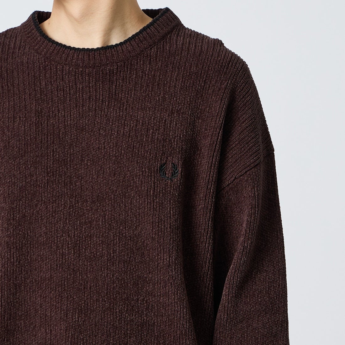 FRED PERRY [フレッドペリー] 別注 ワンポイントロゴ刺繍 クルーネックモールニット [FPM-26A-007JF] RICH BROWN &&モデル身長：168cm 着用サイズ：L&&