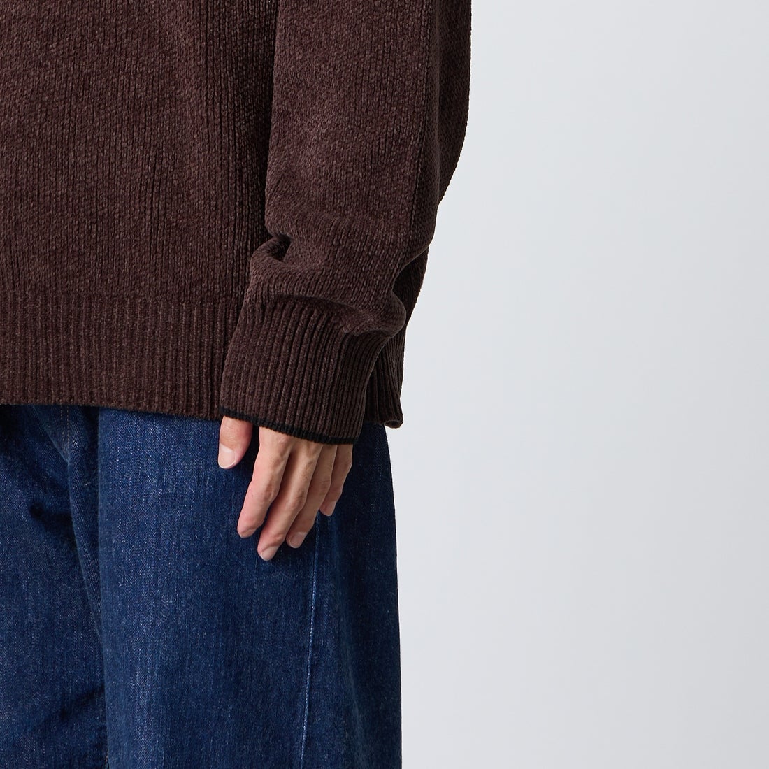 FRED PERRY [フレッドペリー] 別注 ワンポイントロゴ刺繍 クルーネックモールニット [FPM-26A-007JF] RICH BROWN &&モデル身長：168cm 着用サイズ：L&&