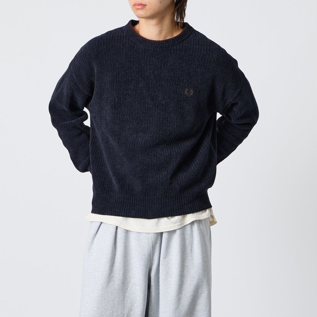 FRED PERRY [フレッドペリー] 別注 ワンポイントロゴ刺繍 クルーネックモールニット [FPM-26A-007JF] NAVY/RICH &&モデル身長：177cm 着用サイズ：L&&