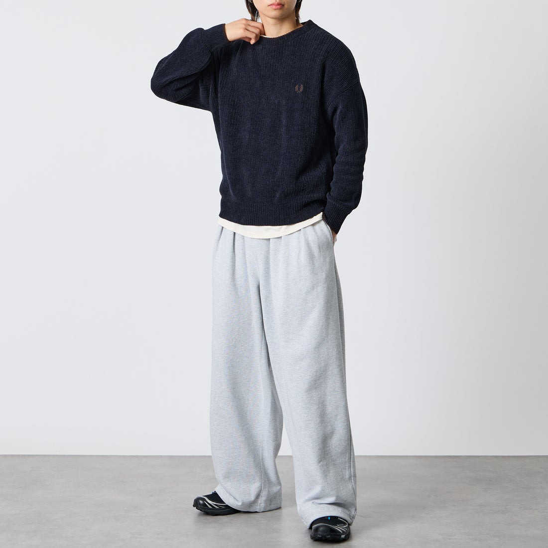 FRED PERRY [フレッドペリー] 別注 ワンポイントロゴ刺繍 クルーネックモールニット [FPM-26A-007JF] NAVY/RICH &&モデル身長：177cm 着用サイズ：L&&