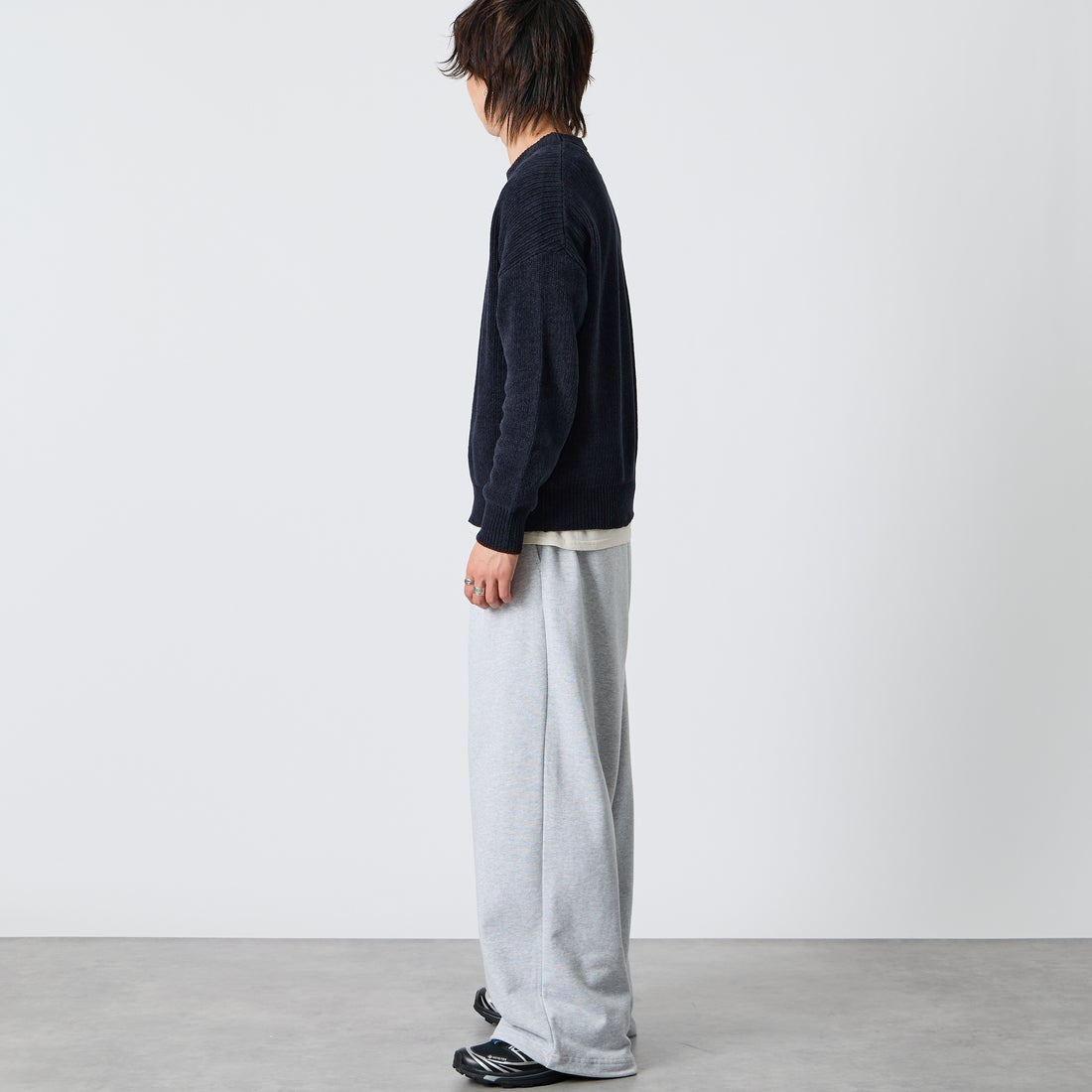 FRED PERRY [フレッドペリー] 別注 ワンポイントロゴ刺繍 クルーネックモールニット [FPM-26A-007JF] NAVY/RICH &&モデル身長：177cm 着用サイズ：L&&