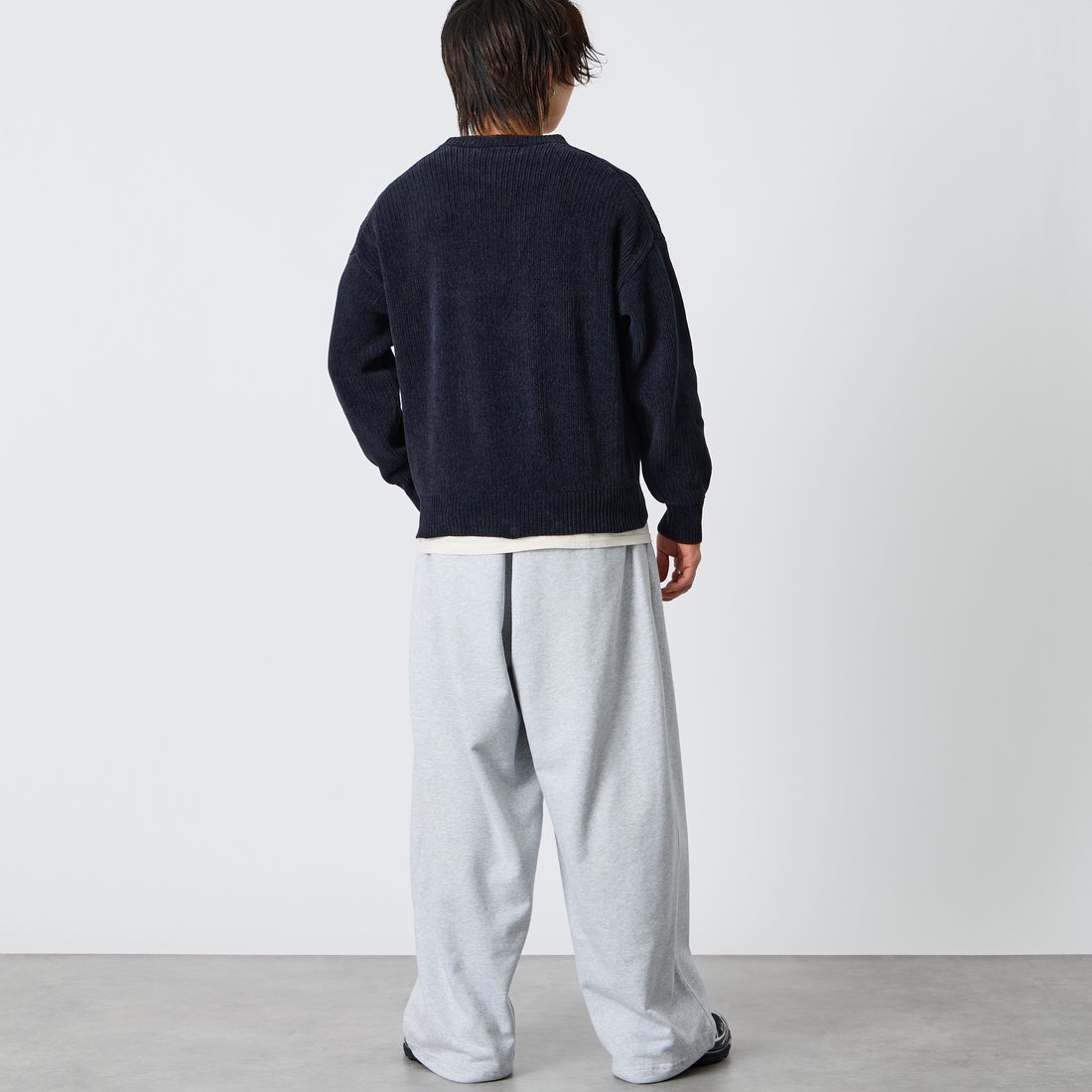 FRED PERRY [フレッドペリー] 別注 ワンポイントロゴ刺繍 クルーネックモールニット [FPM-26A-007JF] NAVY/RICH &&モデル身長：177cm 着用サイズ：L&&