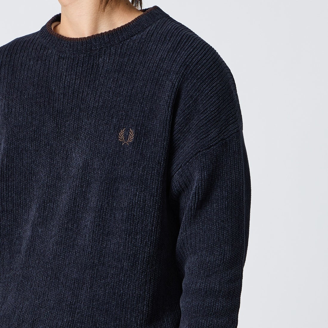FRED PERRY [フレッドペリー] 別注 ワンポイントロゴ刺繍 クルーネックモールニット [FPM-26A-007JF] NAVY/RICH &&モデル身長：177cm 着用サイズ：L&&