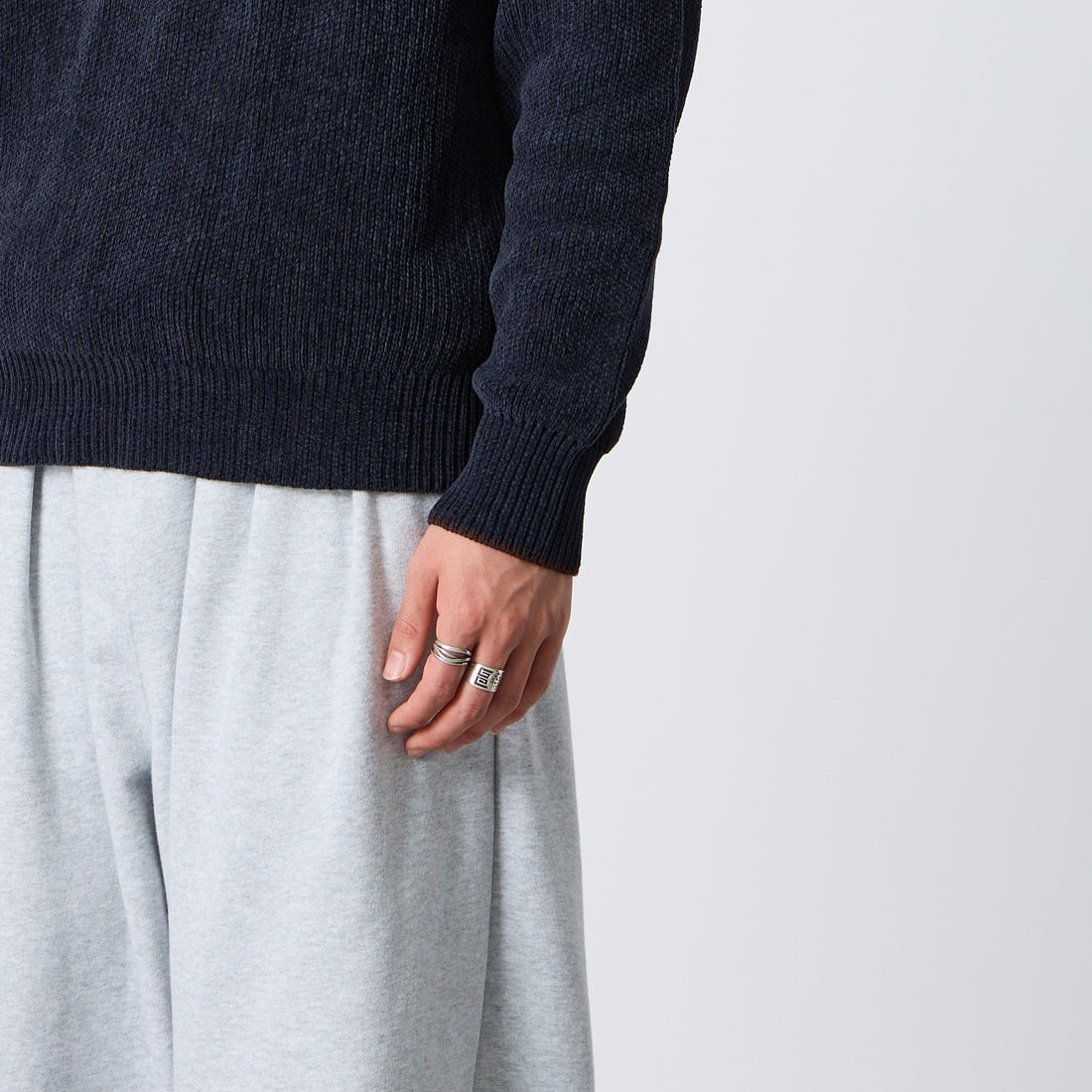 FRED PERRY [フレッドペリー] 別注 ワンポイントロゴ刺繍 クルーネックモールニット [FPM-26A-007JF] NAVY/RICH &&モデル身長：177cm 着用サイズ：L&&