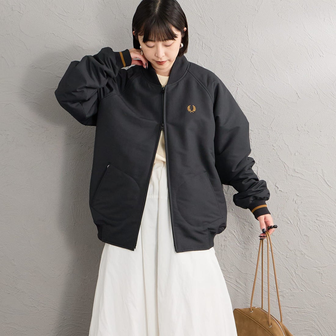 FRED PERRY [フレッドペリー] 別注 テニスボンバージャケット [FPM-26A-001JF] BLACK/DARK &&モデル身長：150cm 着用サイズ：S&&