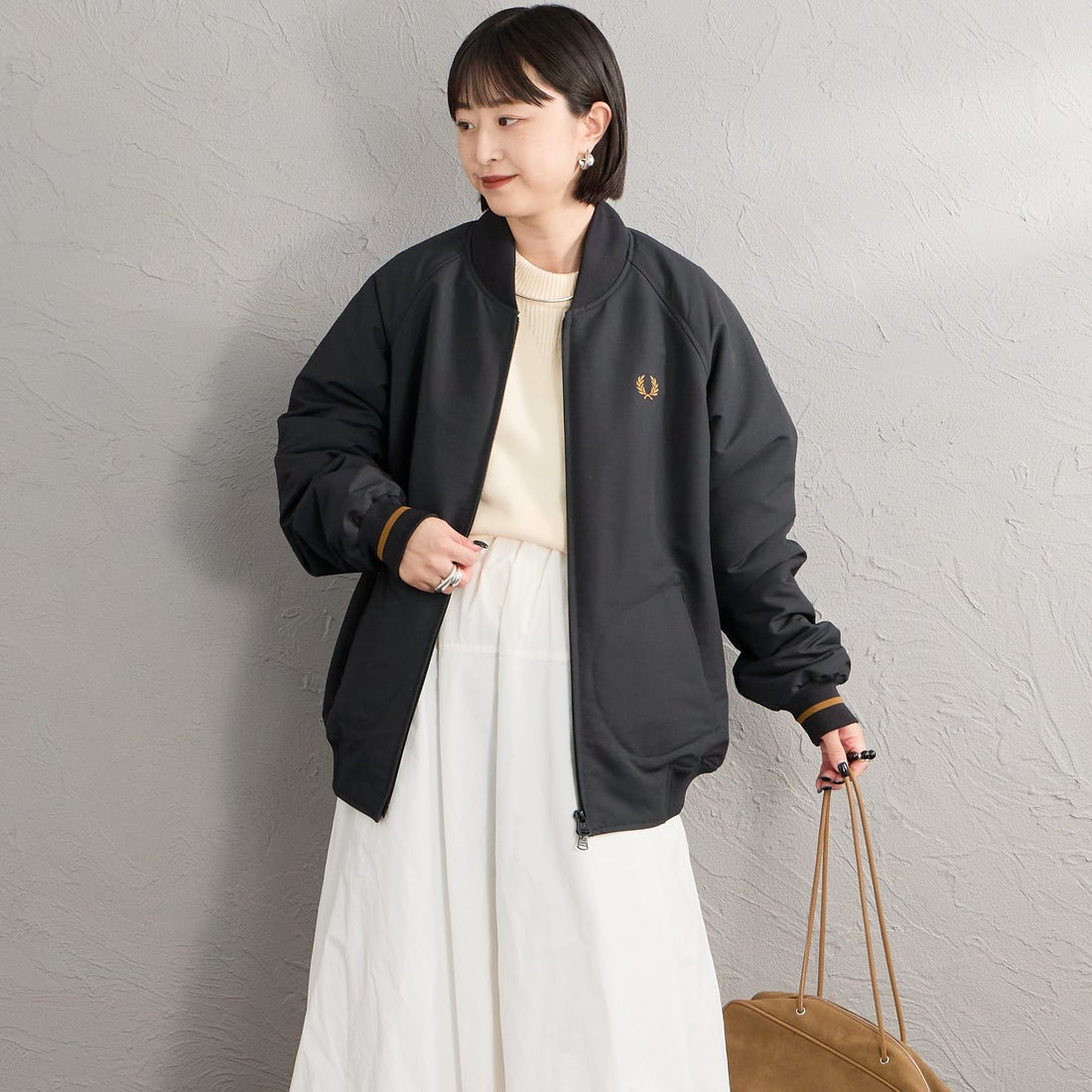 FRED PERRY [フレッドペリー] 別注 テニスボンバージャケット [FPM-26A-001JF] BLACK/DARK &&モデル身長：150cm 着用サイズ：S&&