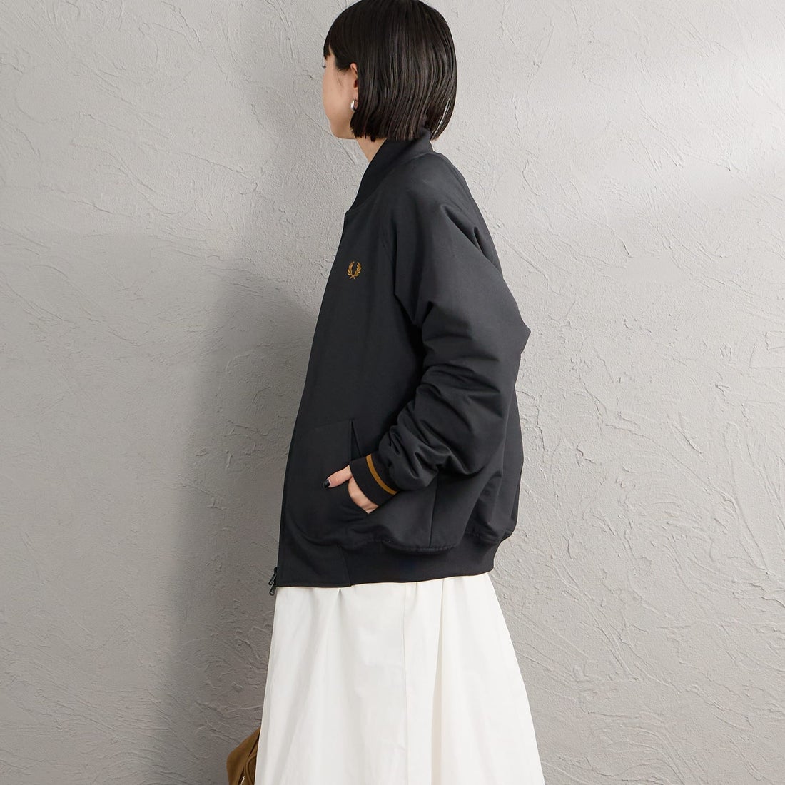 FRED PERRY [フレッドペリー] 別注 テニスボンバージャケット [FPM-26A-001JF] BLACK/DARK &&モデル身長：150cm 着用サイズ：S&&