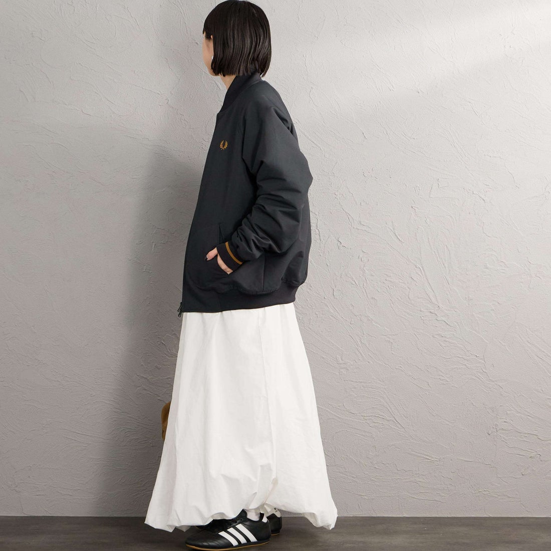 FRED PERRY [フレッドペリー] 別注 テニスボンバージャケット [FPM-26A-001JF] BLACK/DARK &&モデル身長：150cm 着用サイズ：S&&