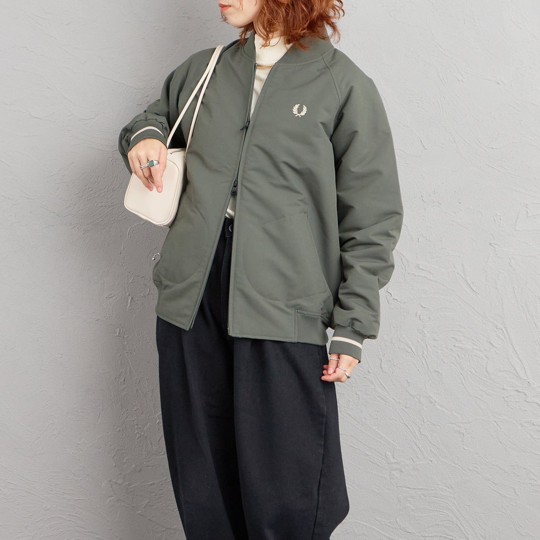 FRED PERRY [フレッドペリー] 別注 テニスボンバージャケット [FPM-26A-001JF] FIELD GREE &&モデル身長：158cm 着用サイズ：S&&