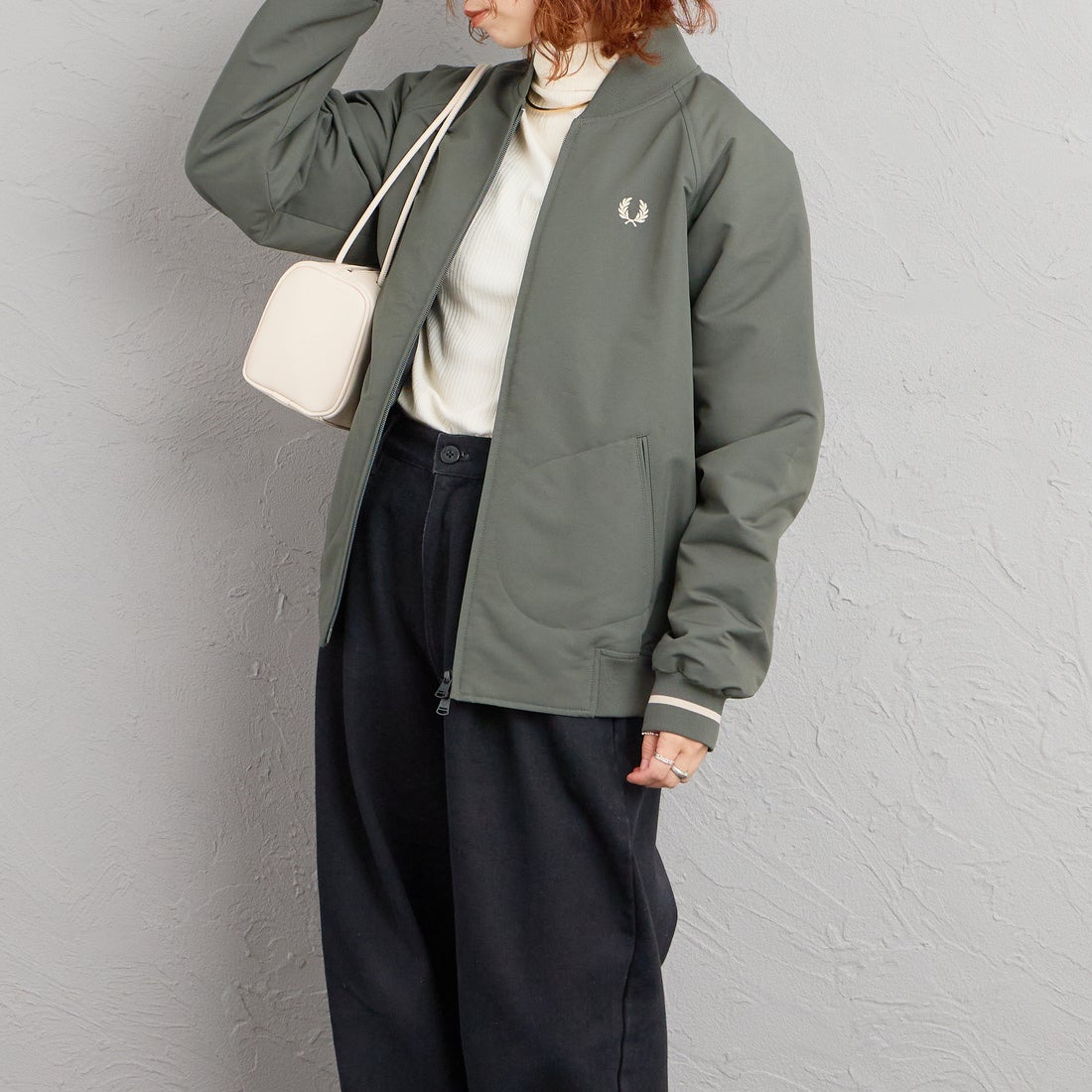 FRED PERRY [フレッドペリー] 別注 テニスボンバージャケット [FPM-26A-001JF] FIELD GREE &&モデル身長：158cm 着用サイズ：S&&