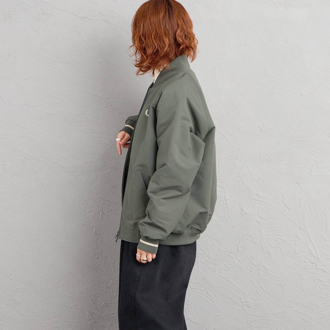 FRED PERRY [フレッドペリー] 別注 テニスボンバージャケット [FPM-26A-001JF] FIELD GREE &&モデル身長：158cm 着用サイズ：S&&