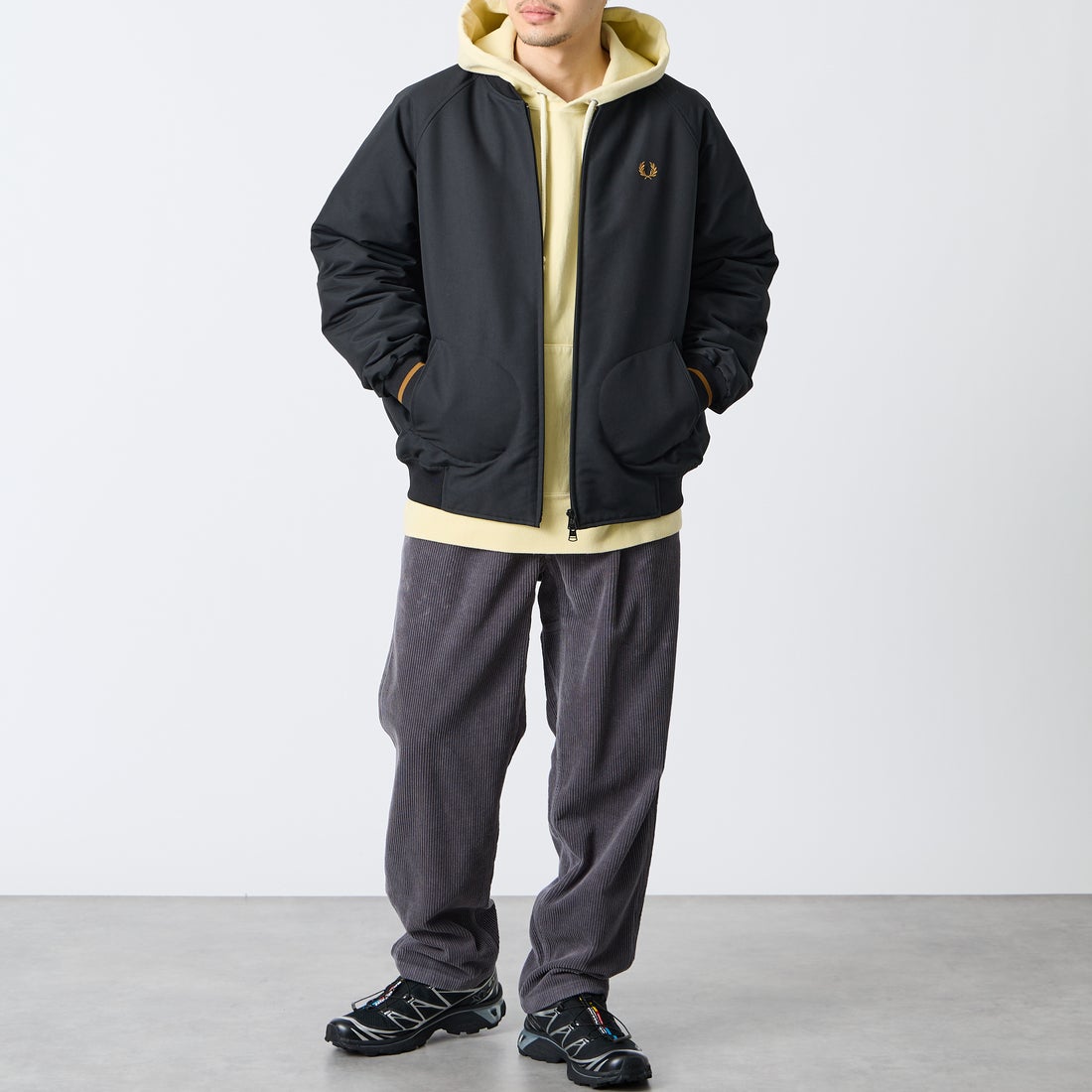 FRED PERRY [フレッドペリー] 別注 テニスボンバージャケット [FPM-26A-001JF] BLACK/DARK &&モデル身長：168cm 着用サイズ：L&&