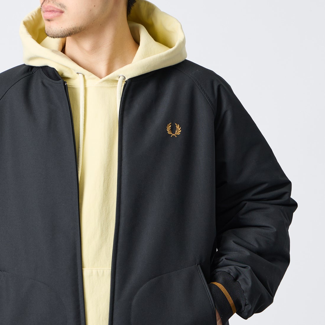 FRED PERRY [フレッドペリー] 別注 テニスボンバージャケット [FPM-26A-001JF] BLACK/DARK &&モデル身長：168cm 着用サイズ：L&&