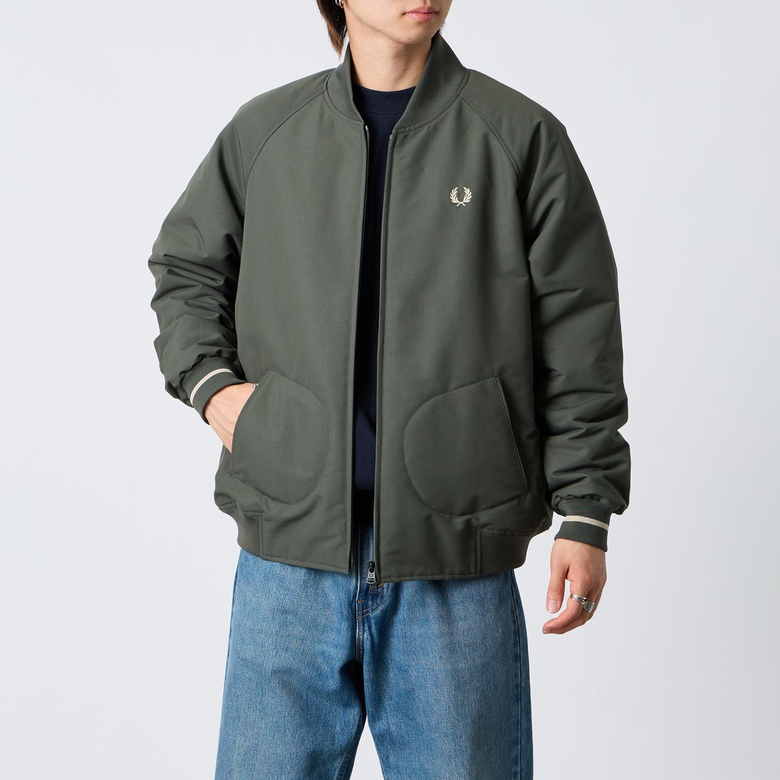 FRED PERRY [フレッドペリー] 別注 テニスボンバージャケット [FPM-26A-001JF] FIELD GREE &&モデル身長：177cm 着用サイズ：L&&