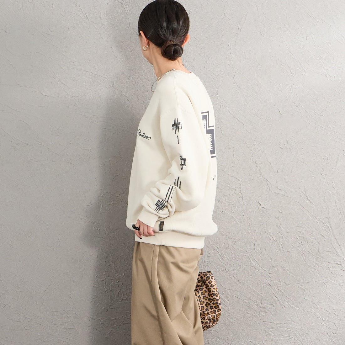PENDLETON [ペンドルトン] 別注 ハーディング柄 バックプリントクルーネックスウェット [6475-5226-JF] IVORY &&モデル身長：150cm 着用サイズ：S&&