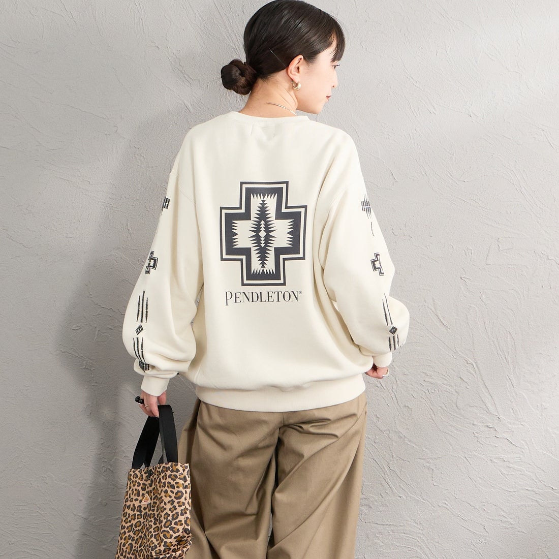 PENDLETON [ペンドルトン] 別注 ハーディング柄 バックプリントクルーネックスウェット [6475-5226-JF] IVORY &&モデル身長：150cm 着用サイズ：S&&