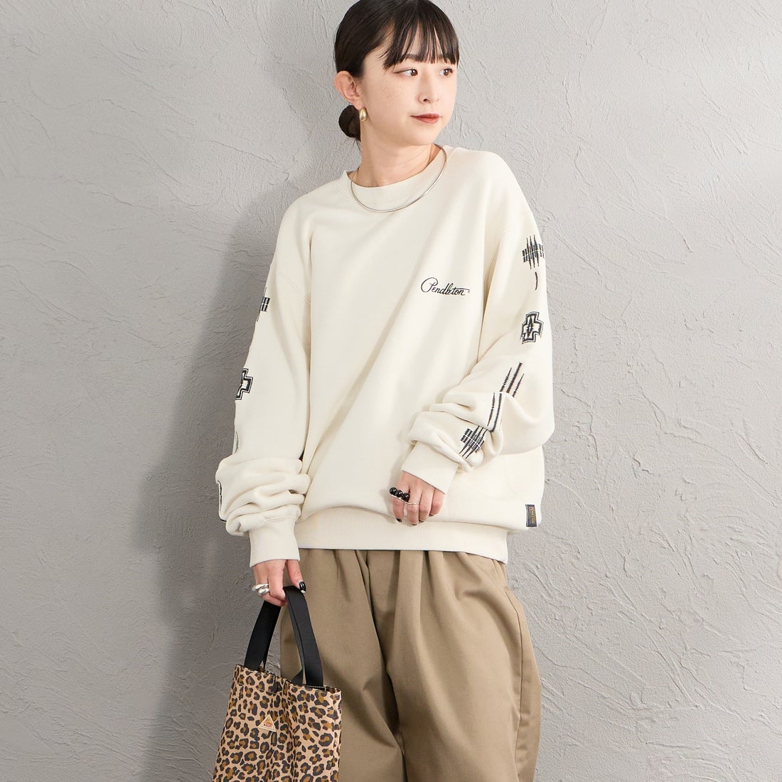 PENDLETON [ペンドルトン] 別注 ハーディング柄 バックプリントクルーネックスウェット [6475-5226-JF] IVORY &&モデル身長：150cm 着用サイズ：S&&