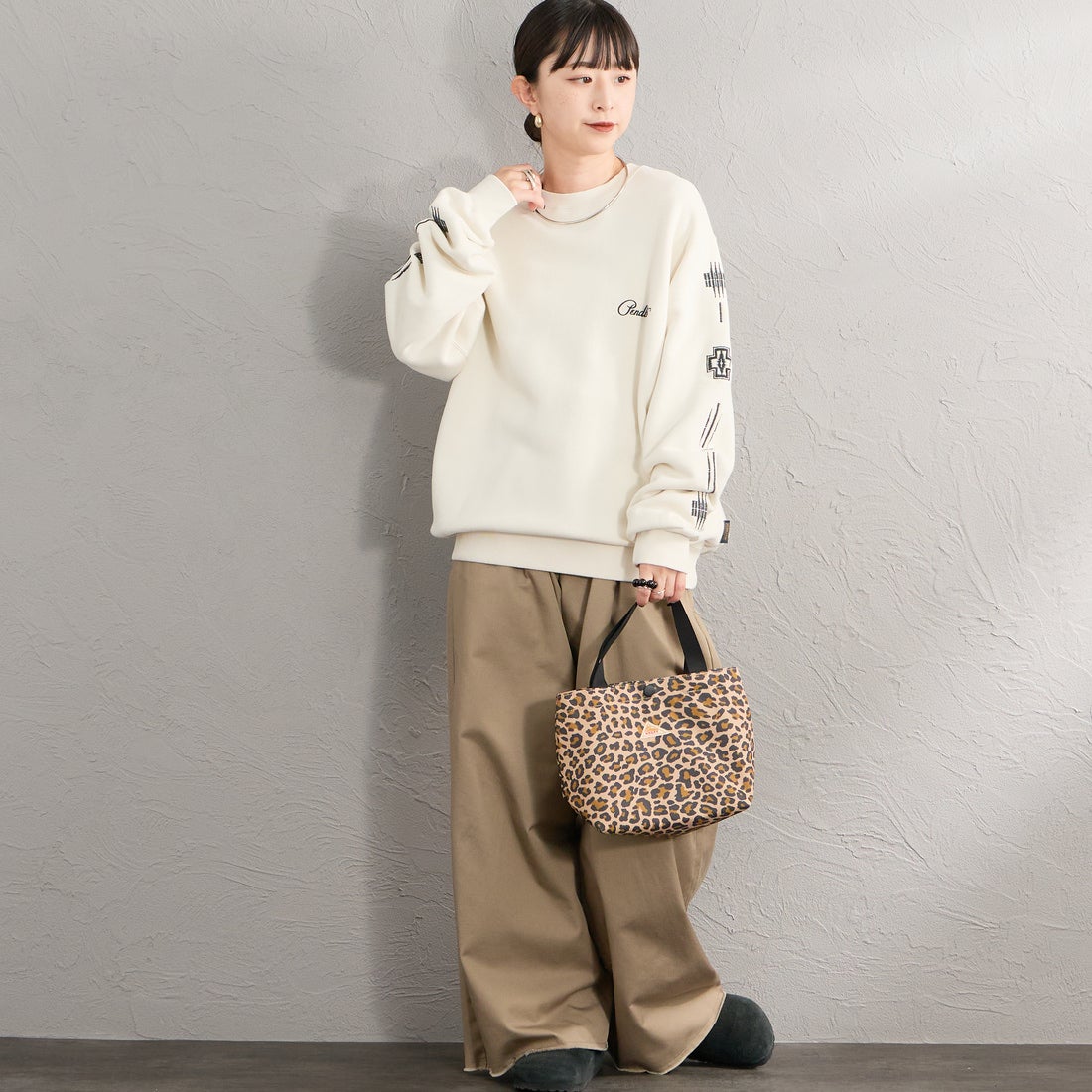 PENDLETON [ペンドルトン] 別注 ハーディング柄 バックプリントクルーネックスウェット [6475-5226-JF] IVORY &&モデル身長：150cm 着用サイズ：S&&