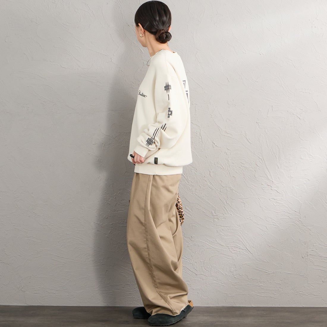 PENDLETON [ペンドルトン] 別注 ハーディング柄 バックプリントクルーネックスウェット [6475-5226-JF] IVORY &&モデル身長：150cm 着用サイズ：S&&
