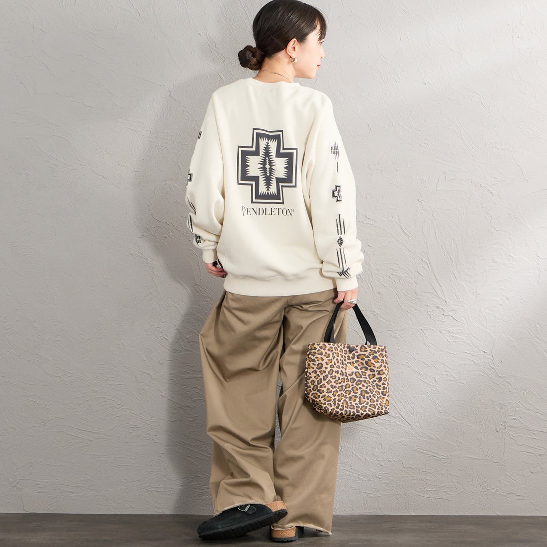 PENDLETON [ペンドルトン] 別注 ハーディング柄 バックプリントクルーネックスウェット [6475-5226-JF] IVORY &&モデル身長：150cm 着用サイズ：S&&