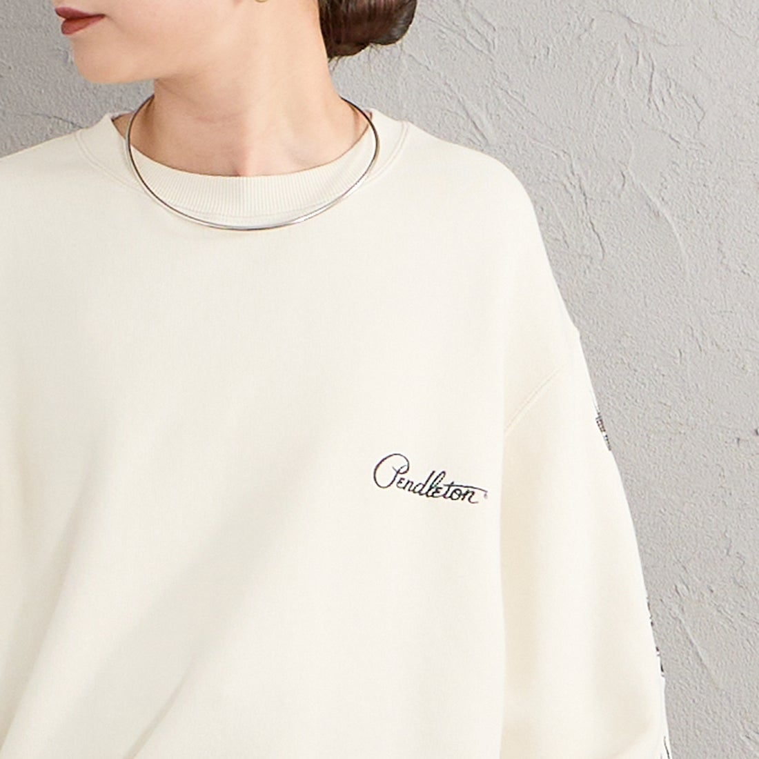 PENDLETON [ペンドルトン] 別注 ハーディング柄 バックプリントクルーネックスウェット [6475-5226-JF] IVORY &&モデル身長：150cm 着用サイズ：S&&