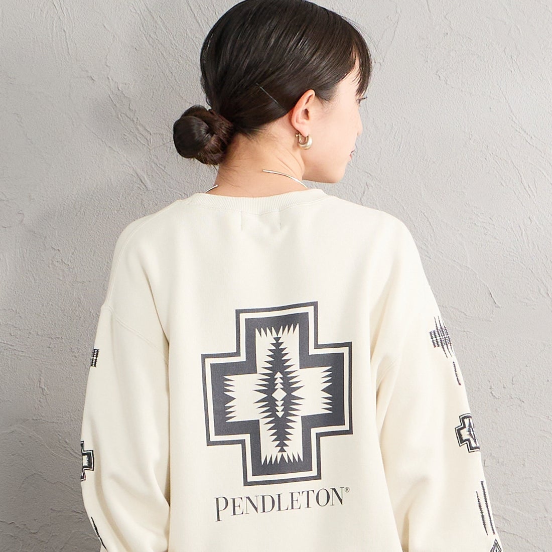 PENDLETON [ペンドルトン] 別注 ハーディング柄 バックプリントクルーネックスウェット [6475-5226-JF] IVORY &&モデル身長：150cm 着用サイズ：S&&