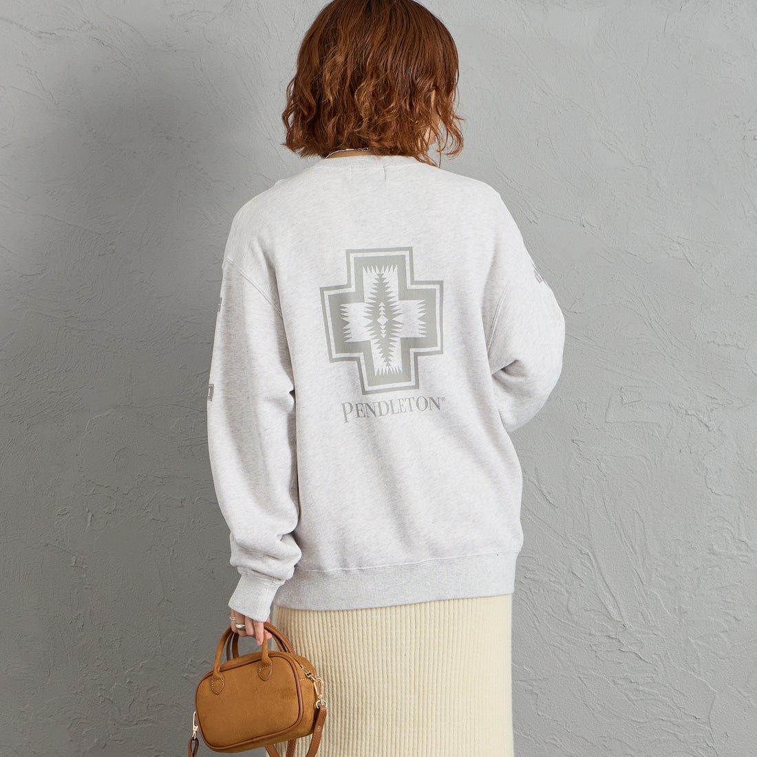 PENDLETON [ペンドルトン] 別注 ハーディング柄 バックプリントクルーネックスウェット [6475-5226-JF] BIRCH &&モデル身長：158cm 着用サイズ：S&&