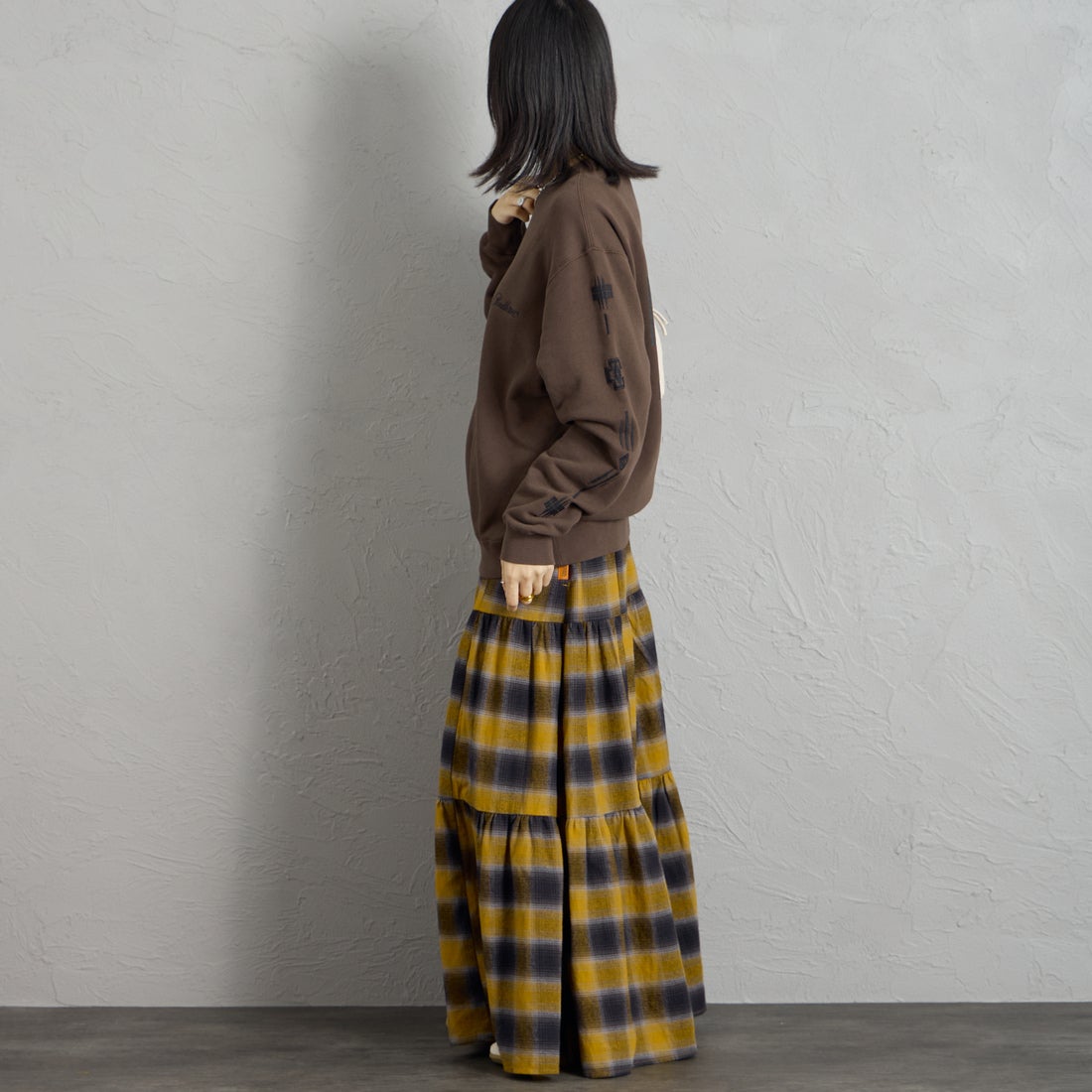 PENDLETON [ペンドルトン] 別注 ハーディング柄 バックプリントクルーネックスウェット [6475-5226-JF] BROWN &&モデル身長：162cm 着用サイズ：S&&
